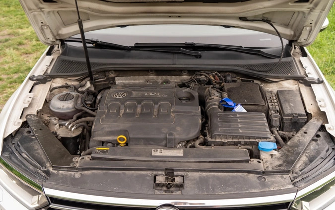 Volkswagen Passat cena 69990 przebieg: 253000, rok produkcji 2016 z Warszawa małe 562